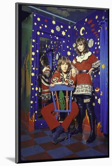 Pair of Long Haired Londoners in a Psychedelic Corner of the Beatles' Apple Boutique-Bill Ray-Mounted Photographic Print