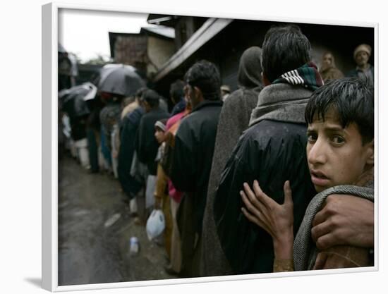 Pakistanis Wait in Line to Receive Food as Aid-null-Framed Photographic Print