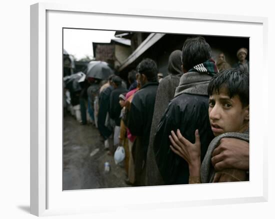 Pakistanis Wait in Line to Receive Food as Aid-null-Framed Photographic Print