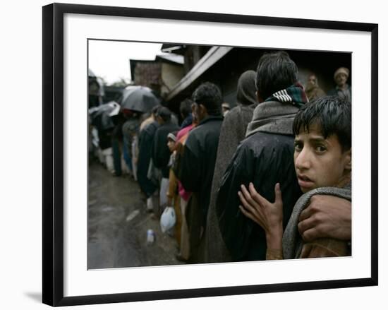 Pakistanis Wait in Line to Receive Food as Aid-null-Framed Photographic Print