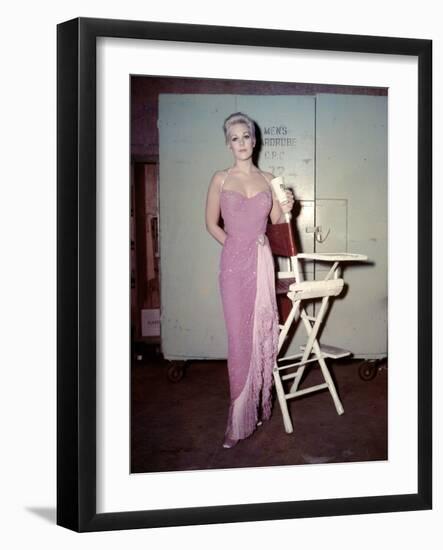 PAL JOEY, 1957 directed by GEORGE SIDNEY On the set, Kim Novak (photo)-null-Framed Photo