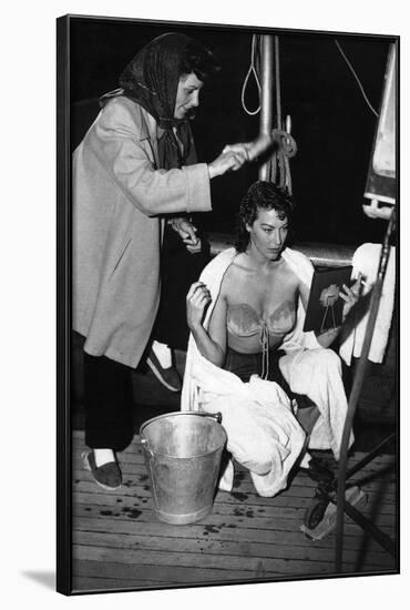 PANDORA AND THE FLYING DUTCHMAN, 1952 directed by ALBERT LEWIN On the set with Ava Gardner (b/w pho-null-Framed Photo