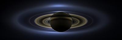 https://imgc.allpostersimages.com/img/posters/panoramic-mosaic-of-the-saturn-system-backlit-by-the-sun_u-L-PRRL9T0.jpg?artPerspective=n