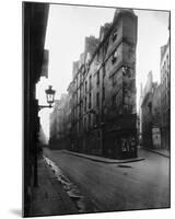 Paris, 1908 - Vieille Cour, 22 rue Quincampoix - Old Courtyard, 22 rue Quincampoix-Eugene Atget-Mounted Art Print