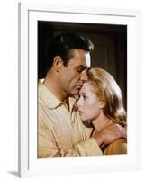 Pas by printemps pour Marnie MARNIE by AlfredHitchcock with Sean Connery and Tippi Hedren en, 1964 -null-Framed Photo