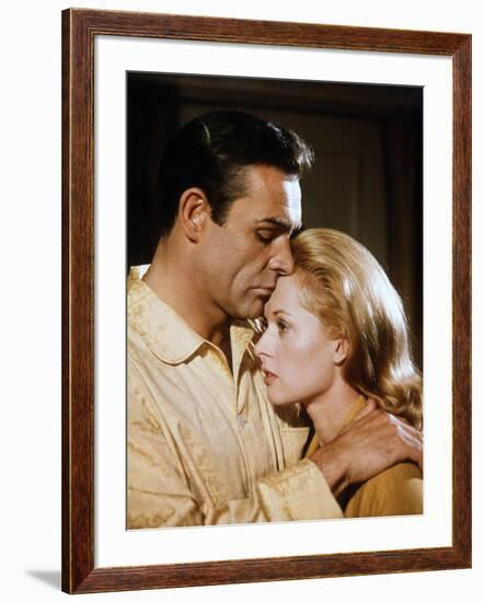 Pas by printemps pour Marnie MARNIE by AlfredHitchcock with Sean Connery and Tippi Hedren en, 1964 -null-Framed Photo