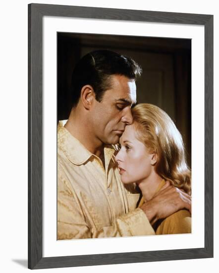 Pas by printemps pour Marnie MARNIE by AlfredHitchcock with Sean Connery and Tippi Hedren en, 1964 -null-Framed Photo