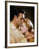 Pas by printemps pour Marnie MARNIE by AlfredHitchcock with Sean Connery and Tippi Hedren en, 1964 -null-Framed Photo