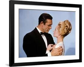 Pas by printemps pour Marnie MARNIE by AlfredHitchcock with Sean Connery and Tippi Hedren en, 1964 -null-Framed Photo