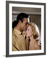 Pas by printemps pour Marnie MARNIE by AlfredHitchcock with Sean Connery and Tippi Hedren en, 1964 -null-Framed Photo