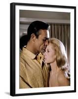 Pas by printemps pour Marnie MARNIE by AlfredHitchcock with Sean Connery and Tippi Hedren en, 1964 -null-Framed Photo