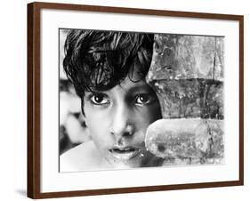 Pather Panchali, Subir Bannerjee, 1955-null-Framed Photo