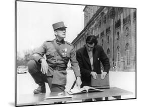 PATHS OF GLORY, 1957 directed by STANLEY KUBRICK On the set, Kirk Douglas (actor/producer) and Stan-null-Mounted Photo