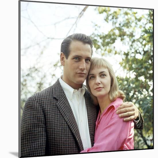PAUL NEWMAN AND JOANNE WOODWARD in the 50's (photo)-null-Mounted Photo