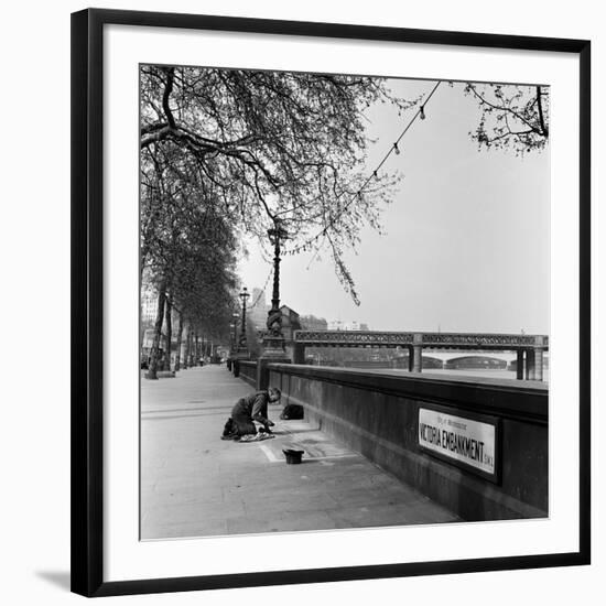 Pavement Artist, Circa 1945-Staff-Framed Photographic Print