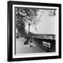 Pavement Artist, Circa 1945-Staff-Framed Photographic Print