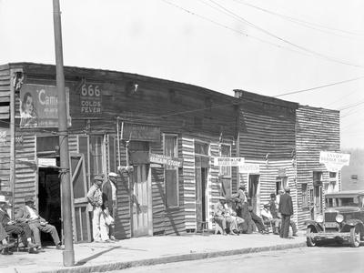 https://imgc.allpostersimages.com/img/posters/person-shop-fronts-in-vicksburg-mississippi-1936_u-L-Q1BY67E0.jpg?artPerspective=n