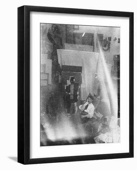 Picasso dans l'atelier du 5 bis rue Schoelcher à Paris-null-Framed Giclee Print