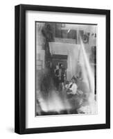 Picasso dans l'atelier du 5 bis rue Schoelcher à Paris-null-Framed Premium Giclee Print