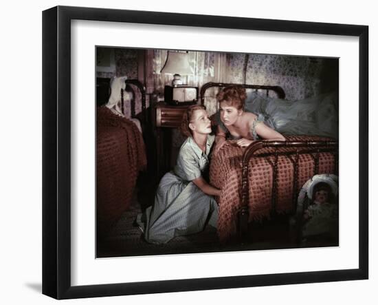 PICNIC, 1956 directed by JOSHUA LOGAN Betty Field and Kim Novak (photo)-null-Framed Photo