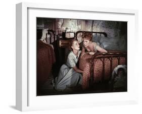 PICNIC, 1956 directed by JOSHUA LOGAN Betty Field and Kim Novak (photo)-null-Framed Photo