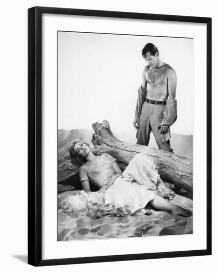 PICNIC, 1956 directed by JOSHUA LOGAN Kim Novak and William Holden (b/w photo)-null-Framed Photo