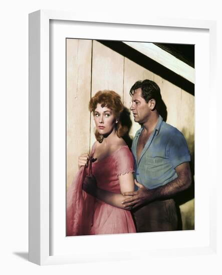 PICNIC, 1956 directed by JOSHUA LOGAN Kim Novak and William Holden (photo)-null-Framed Photo