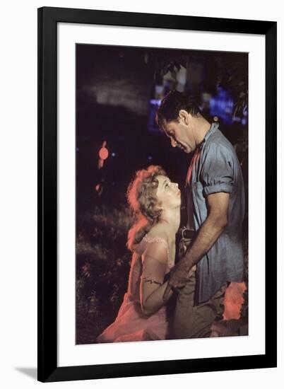 PICNIC, 1956 directed by JOSHUA LOGAN Kim Novak and William Holden (photo)-null-Framed Photo