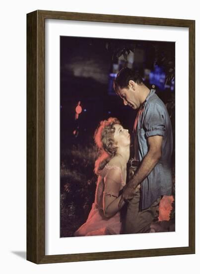PICNIC, 1956 directed by JOSHUA LOGAN Kim Novak and William Holden (photo)-null-Framed Photo