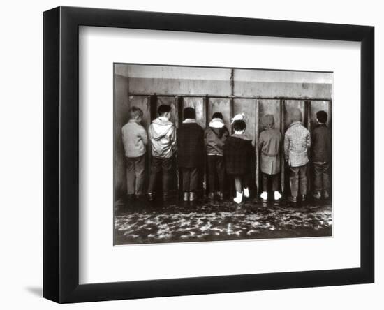 Pipi Pigeon-Robert Doisneau-Framed Art Print