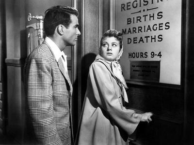 https://imgc.allpostersimages.com/img/posters/place-in-the-sun-montgomery-clift-shelley-winters-1951-license-bureau_u-L-PH4WJY0.jpg?artPerspective=n