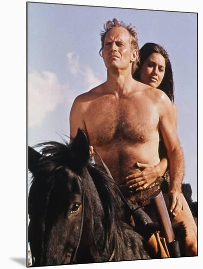 PLANET OF THE APES, 1968 directed by FRANKLYN J. SCHAFFNER Charlton Heston / Linda Harrison (photo)-null-Mounted Photo