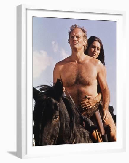 PLANET OF THE APES, 1968 directed by FRANKLYN J. SCHAFFNER Charlton Heston / Linda Harrison (photo)-null-Framed Photo