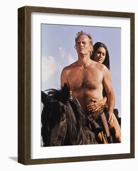 PLANET OF THE APES, 1968 directed by FRANKLYN J. SCHAFFNER Charlton Heston / Linda Harrison (photo)-null-Framed Photo