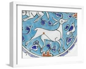 Plat à décor de lièvre, chien, antilope et petit oiseau-null-Framed Giclee Print