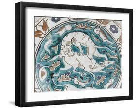 Plat au lion attaquant une antilope-null-Framed Giclee Print