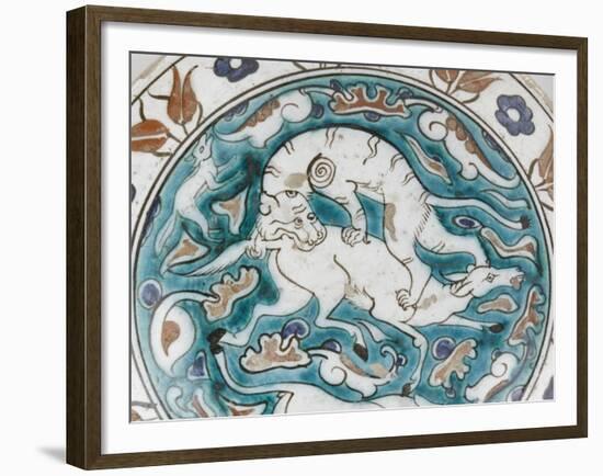 Plat au lion attaquant une antilope-null-Framed Giclee Print