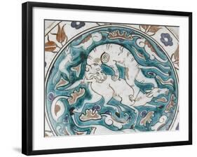 Plat au lion attaquant une antilope-null-Framed Giclee Print