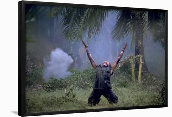 Platoon Willem Dafoe as Sgt Elias Arms Up Movie Poster Print-null-Framed Poster