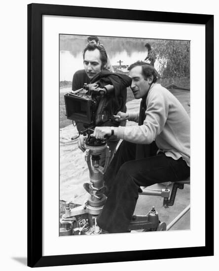 POLICE PYTHON, 1976 directed by ALAIN CORNEAU On the set, Alain Corneau behind the camera (b/w phot-null-Framed Photo