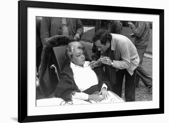 POLICE PYTHON, 1976 directed by ALAIN CORNEAU On the set, Alain Corneau directs simone Signoret (b/-null-Framed Photo