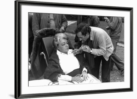 POLICE PYTHON, 1976 directed by ALAIN CORNEAU On the set, Alain Corneau directs simone Signoret (b/-null-Framed Photo