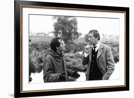 POLICE PYTHON, 1976 directed by ALAIN CORNEAU On the set, Alain Corneau directs Yves Montand (b/w p-null-Framed Photo