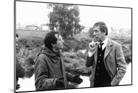 POLICE PYTHON, 1976 directed by ALAIN CORNEAU On the set, Alain Corneau directs Yves Montand (b/w p-null-Mounted Photo