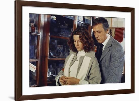 POLICE PYTHON, 1976 directed by ALAIN CORNEAU Stefania Sandrelli and Yves Montand (photo)-null-Framed Photo