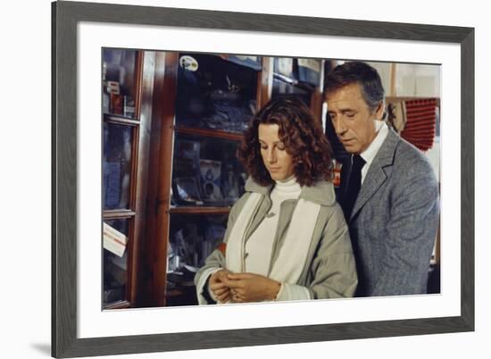 POLICE PYTHON, 1976 directed by ALAIN CORNEAU Stefania Sandrelli and Yves Montand (photo)-null-Framed Photo