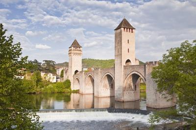 https://imgc.allpostersimages.com/img/posters/pont-valentre-in-the-city-of-cahors-lot-france-europe_u-L-PNEZQD0.jpg?artPerspective=n