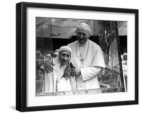 Pope John Paul II Holds His Arm Around Mother Teresa-null-Framed Premium Photographic Print