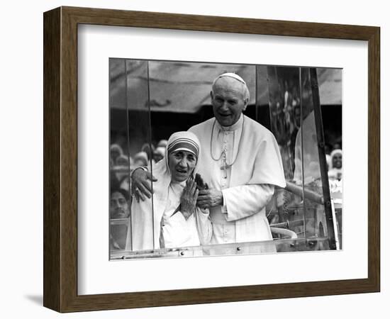 Pope John Paul II Holds His Arm Around Mother Teresa-null-Framed Premium Photographic Print