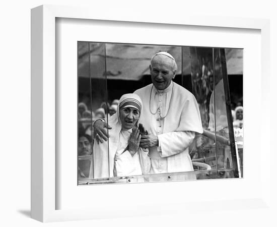 Pope John Paul II Holds His Arm Around Mother Teresa-null-Framed Premium Photographic Print